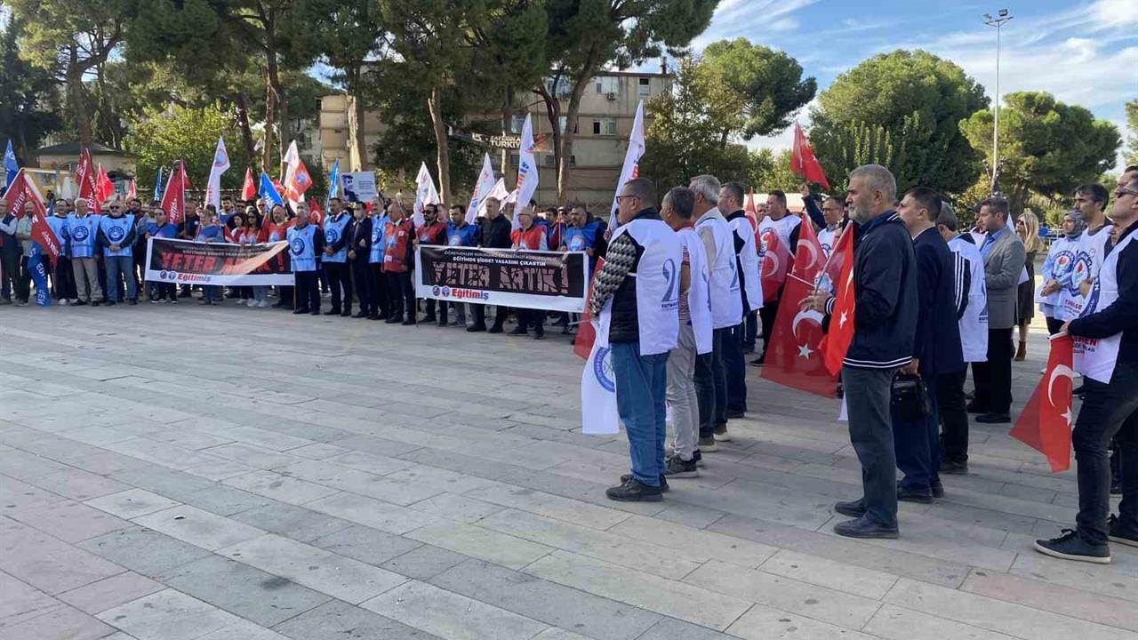 Manisa'da Öğretmene Saldırı: Aile Üyeleriyle Geldiği İddia Edildi