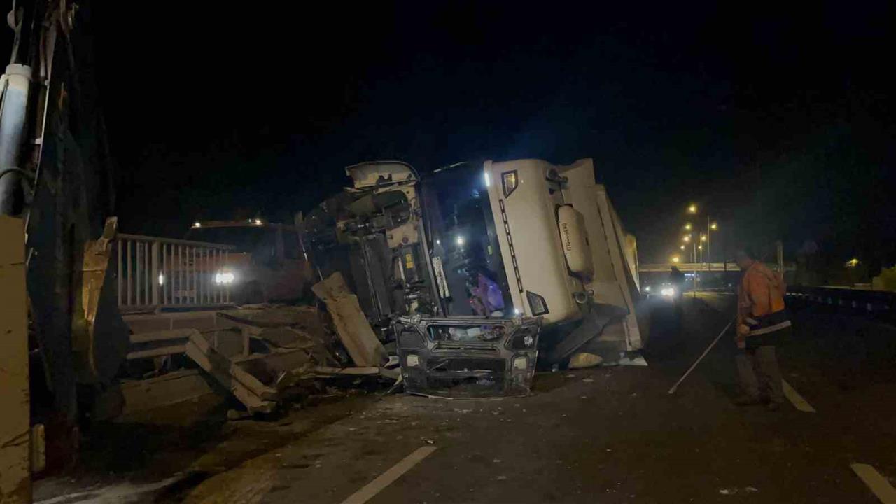 Eskişehir'de Tır Kazası: Bariyerleri Biçip Yan Yattı