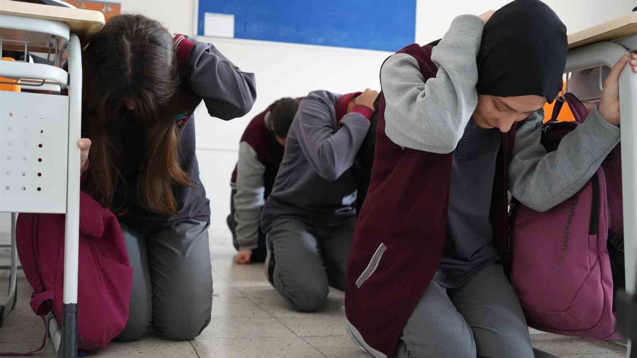 Bayburt'ta Deprem Tatbikatı: Öğrenciler Uygulamalı Öğrenim Sağladı