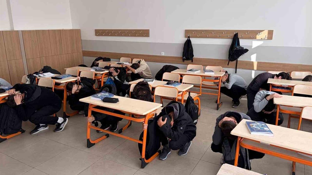 Kütahya'da Okullarda Eş Zamanlı Deprem Tatbikatı Yapıldı
