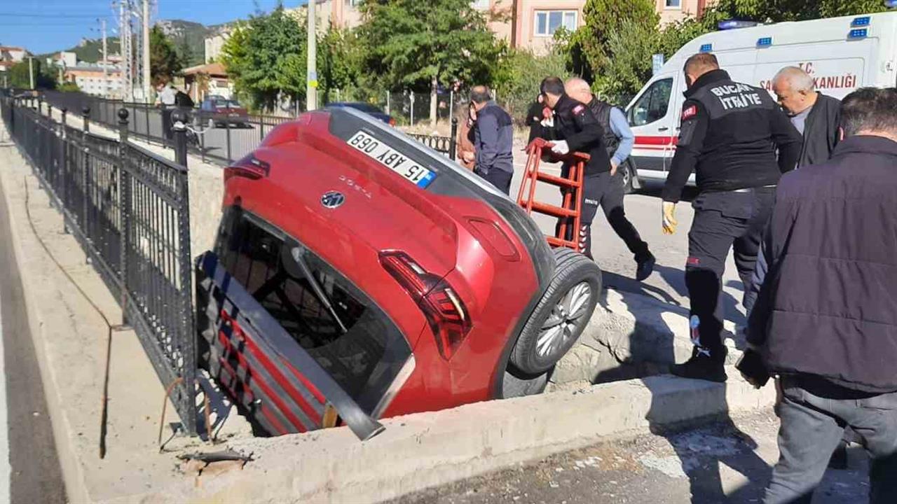Burdur'da Otomobil Kanala Düşerek Sürücüsünü Yaraladı