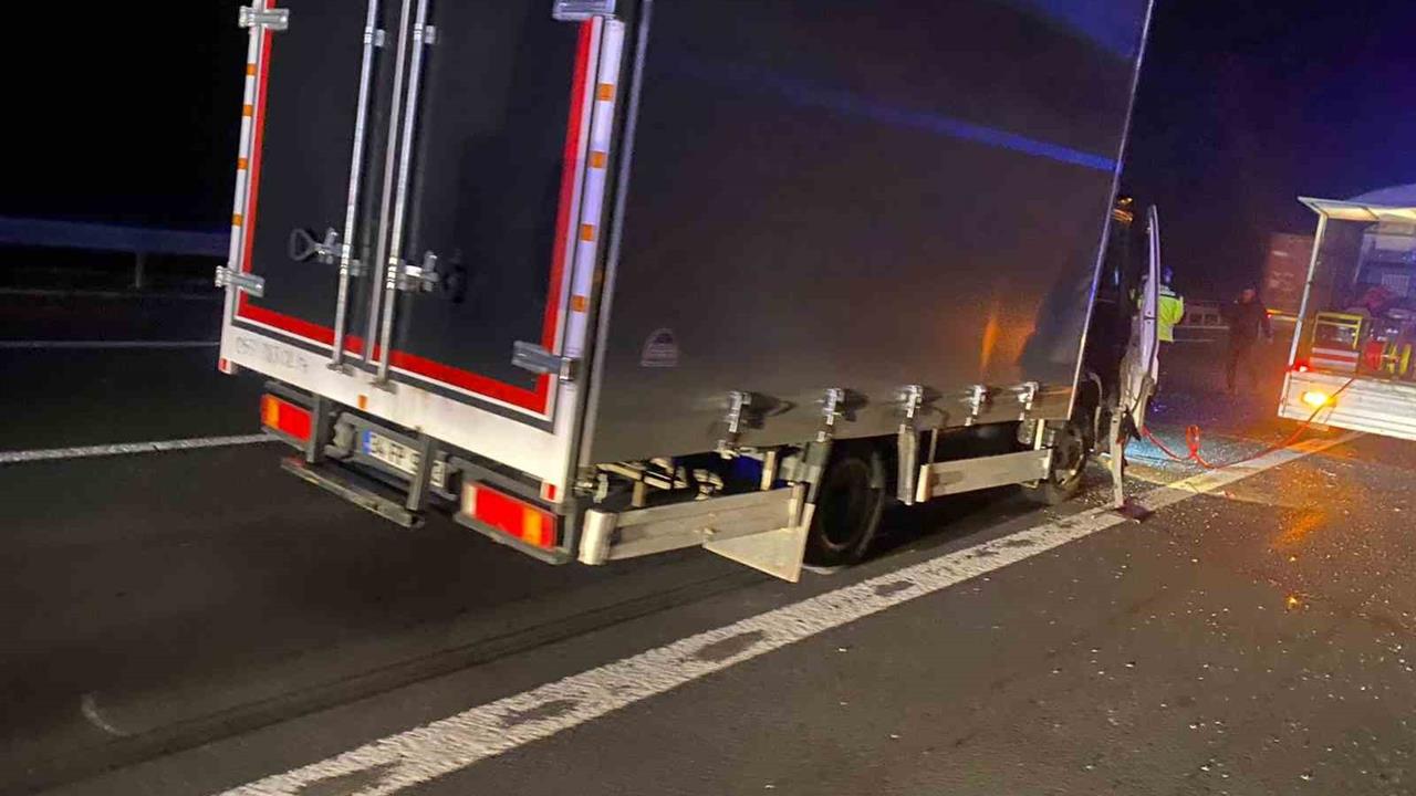 Bolu'da TEM Otoyolu'nda Kamyonet Kazası: Sürücü Sıkıştı