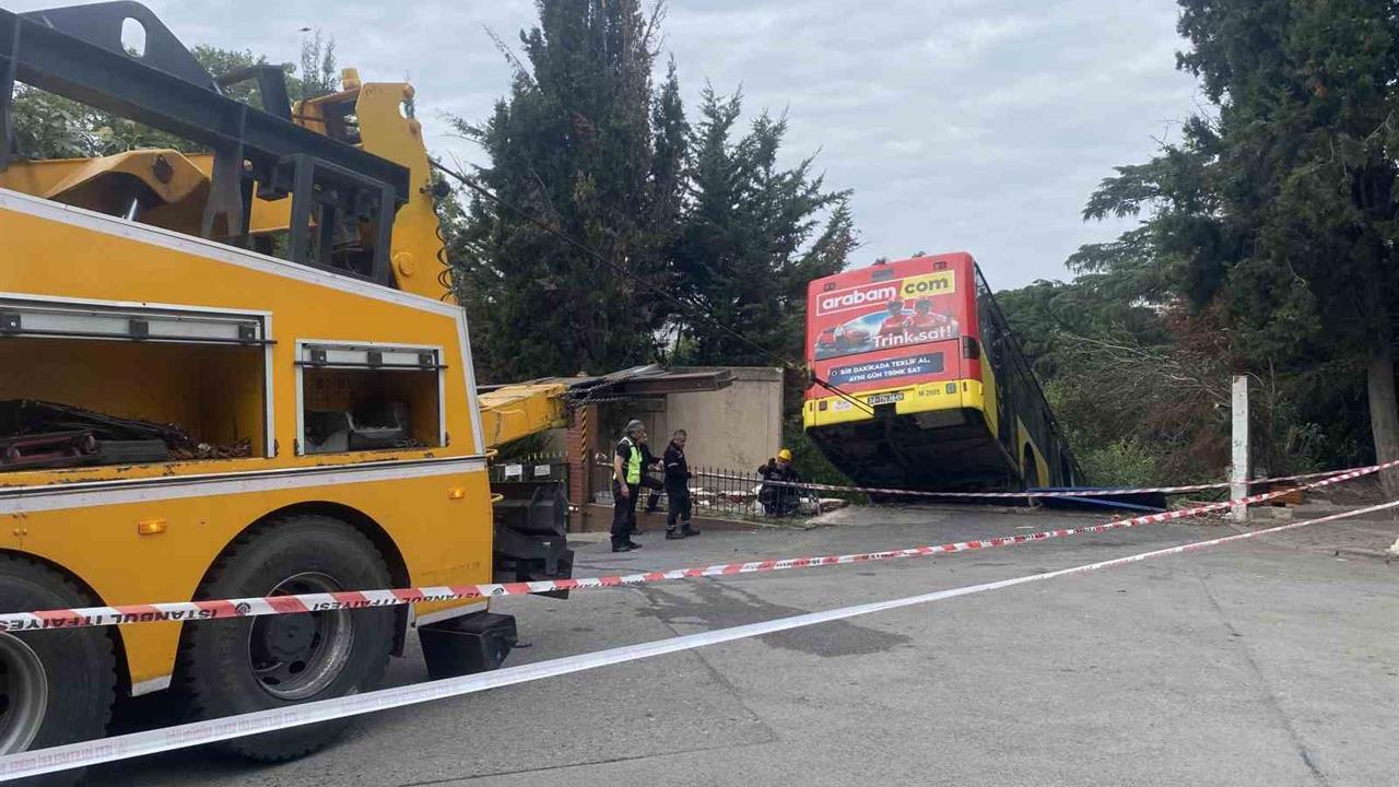 Üsküdar'da Freni Çekilmeyen Otobüs Duvarı Yıktı