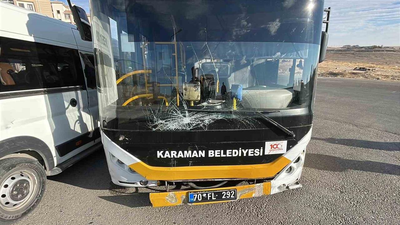 Karaman'da Halk Otobüsü ve Okul Servisi Çarpıştı: 2 Yaralı