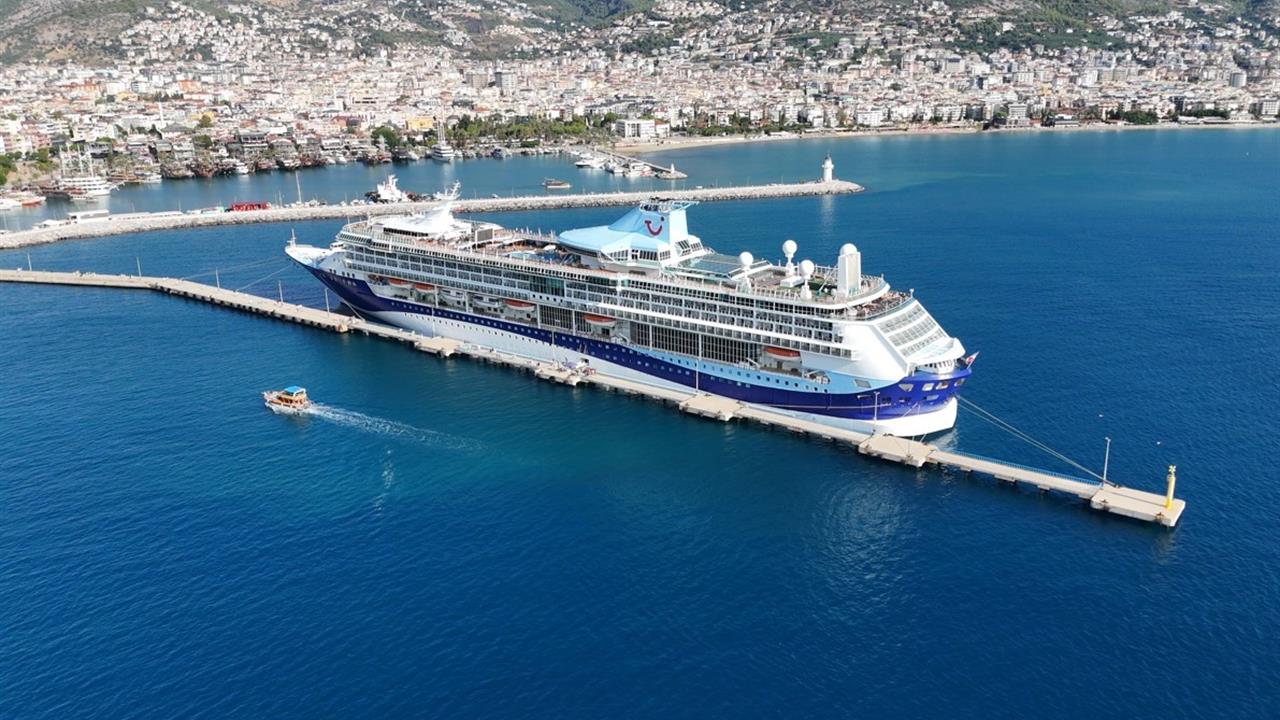 Lüks Kruvaziyer Alanya'ya Demir Attı: 1.739 Yolcu Var