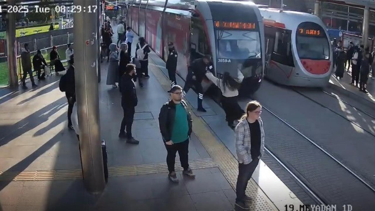 Kayseri'de Güvenlik Görevlisi Genç Kızı Tramvayın Altından Kurtardı