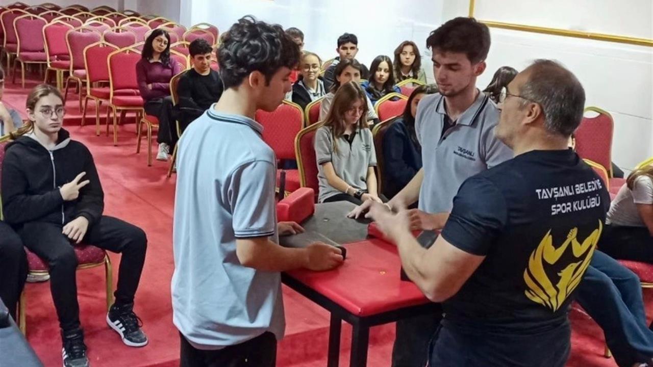 Kütahya'da Bilek Güreşi Eğitimi Verildi