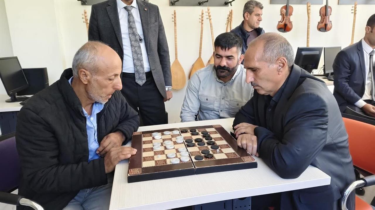 Arıcak'ta Dama Turnuvası'nda Yarı Final Heyecanı Yaşandı