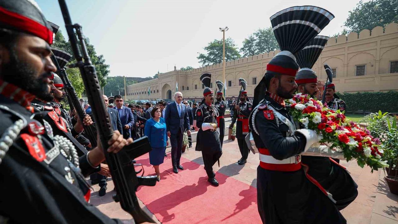 Kurtulmuş, Pakistan'da Muhammed İkbal'in Kabrini Ziyaret Etti