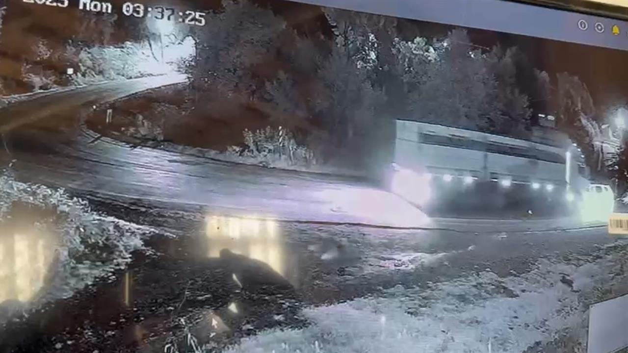 Tokat’ta Şerit İhlali Yapan Kamyonun Neden Olduğu Kaza Güvenlik Kamerasında