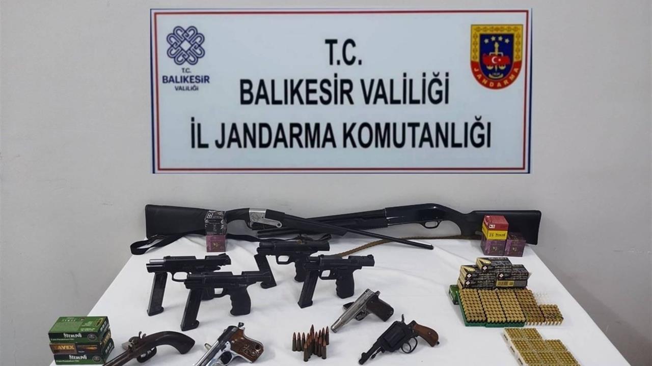 Balıkesir'de Kaçakçılık Operasyonu: 18 Gözaltı