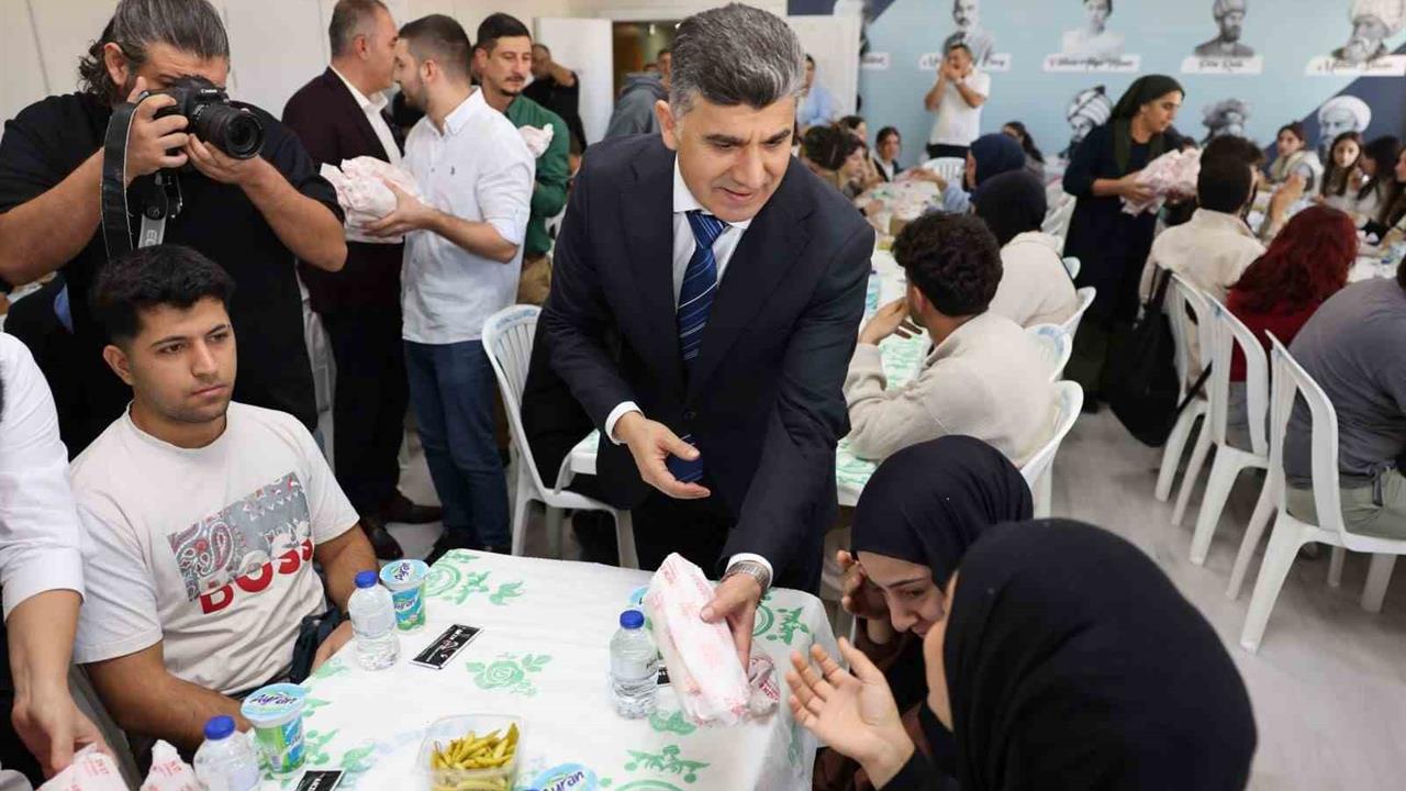 Mersin'de Sınav Hazırlığına Döner Sürprizi: Öğrencilere Moral Desteği Verildi