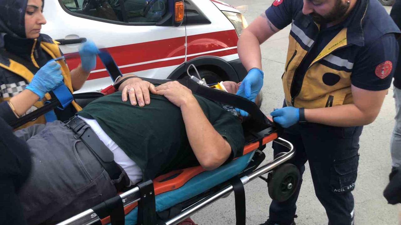 Samsun'da Trafik Kazası: 2 Kişi Yaralandı, Olay Yerinde Kurtarma Çalışmaları Yapıldı