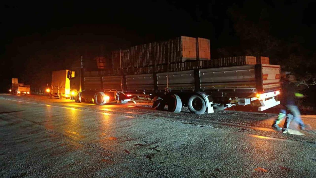 Burdur'da Otomobil ve TIR Çarpıştı: 1 Kişi Hayatını Kaybetti, 2 Yaralı