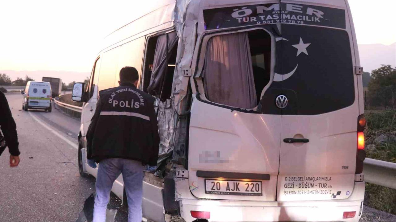 Denizli'de Kamyon Servis Aracına Çarptı: 1 Ölü