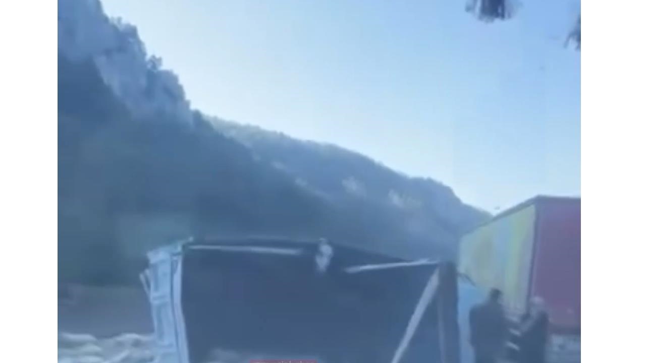 Otoyoldaki Kazada, Patates Yüklü Kamyonet İle TIR Çarpıştı