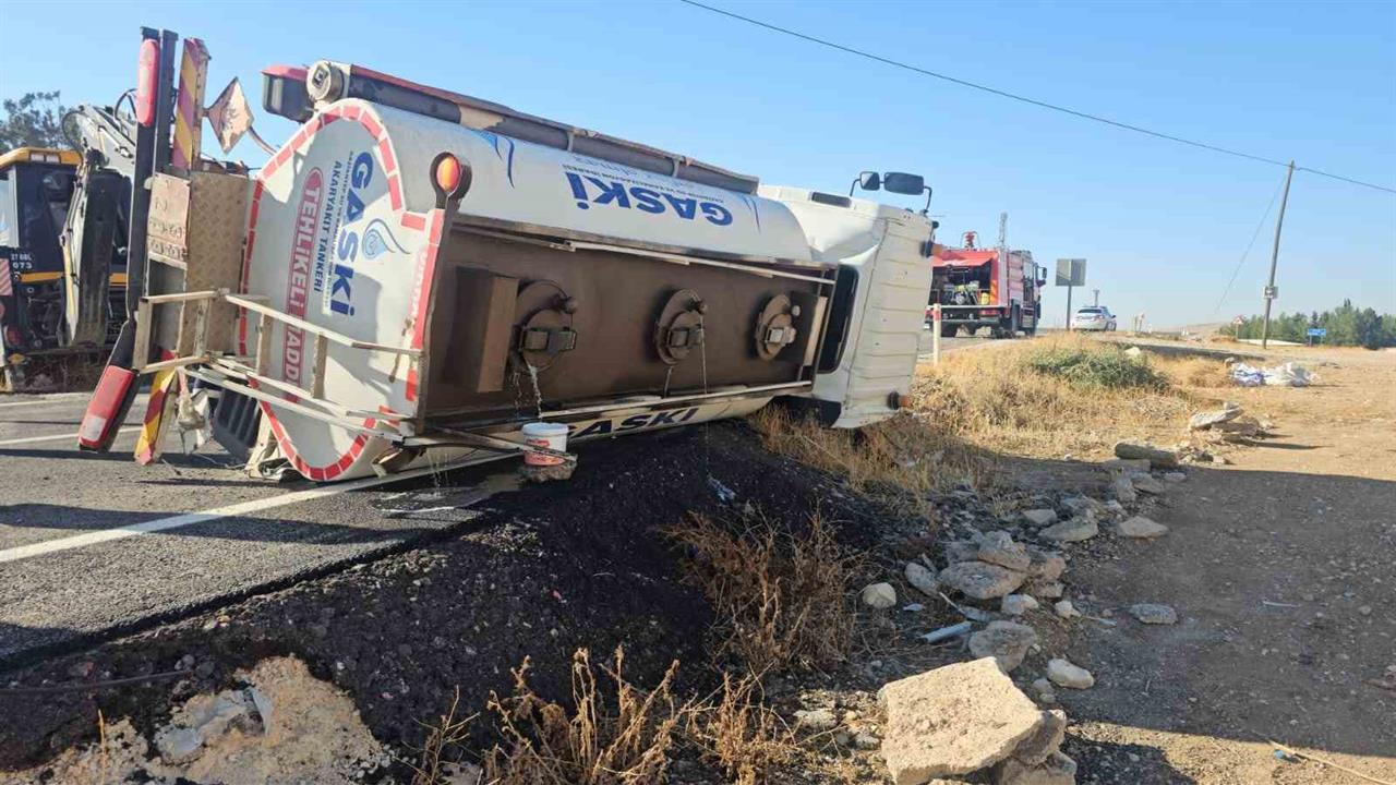 Gaziantep'te Yakıt Tankeri Devrildi: Sürücü Yaralı