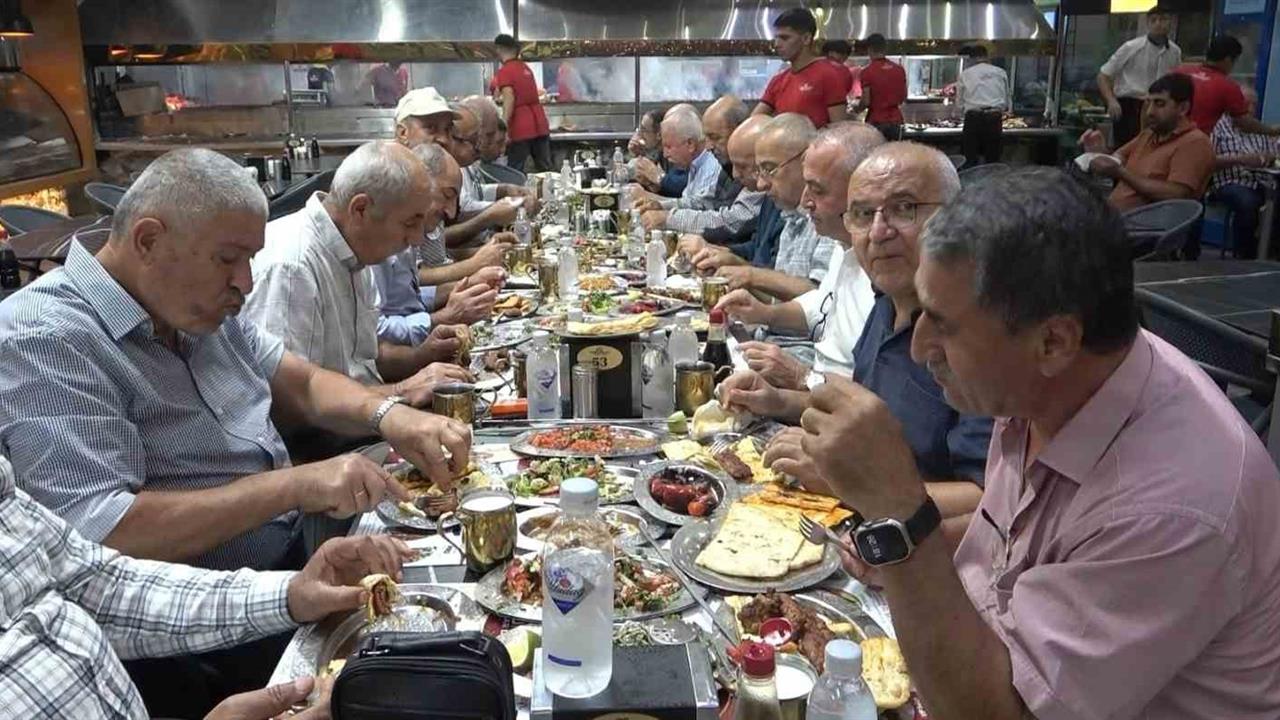 Diyarbakır'da Askerlik Arkadaşları 45 Yıl Sonra Adana'da Buluştu