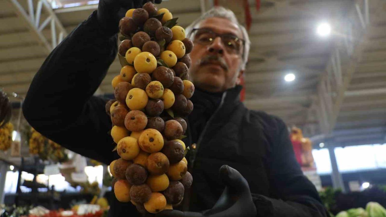 Sivas’ta Üvez Meyvesi: Şifa Kaynağı Kış Meyvesi Yükseliyor