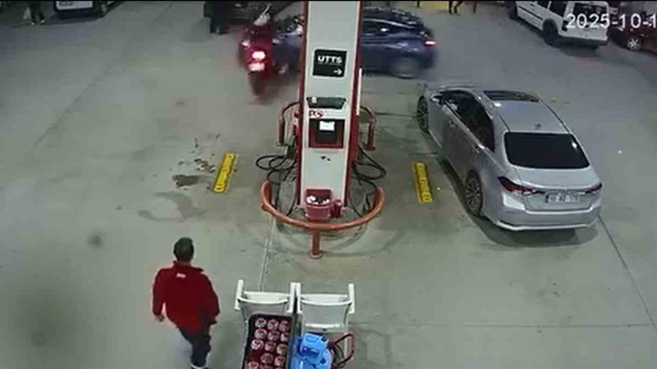 Balıkesir'de Akaryakıt İstasyonunda Kaza Kameralara Yansıdı