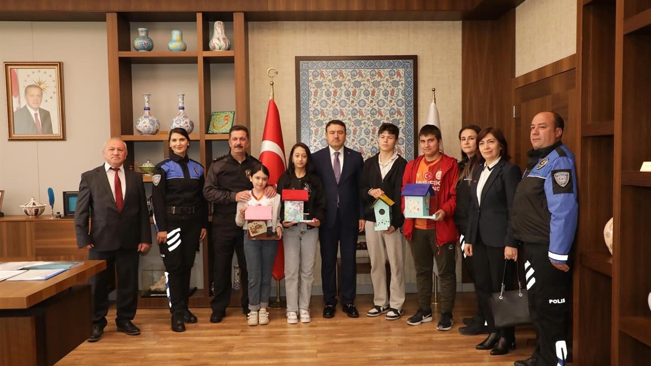 Kütahya'da Vali Işın Özel Eğitim Öğrencilerini Ağırladı