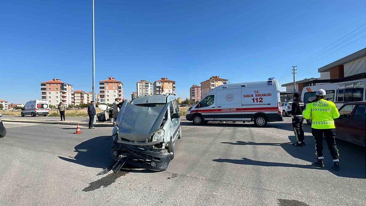Karaman'da Trafik Kazası: 3 Yaralı