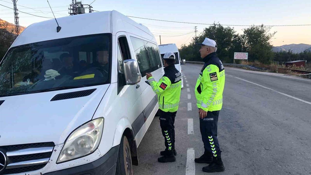 Eğirdir'de Jandarma Trafik Uygulaması: 4 Servis Aracına Ceza Kesildi