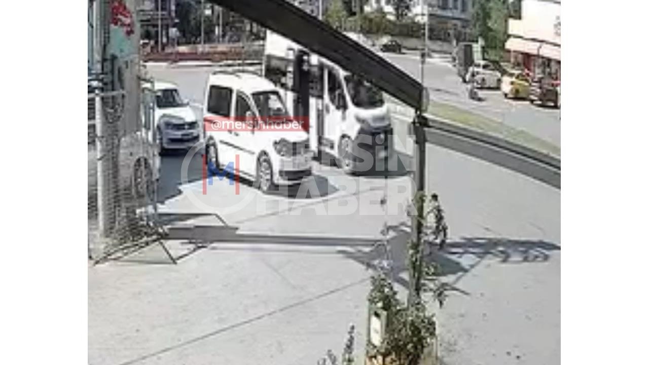 Toroslar'da Maddi Hasarlı Kaza: İki Araç Çarpıştı