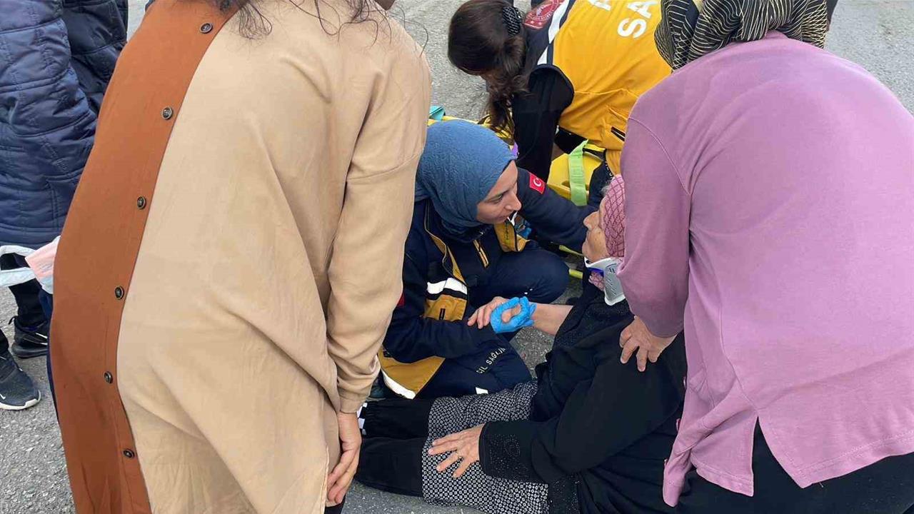 Karaman'da Otomobil Çarpan Yaşlı Kadın Hastaneye Kaldırıldı
