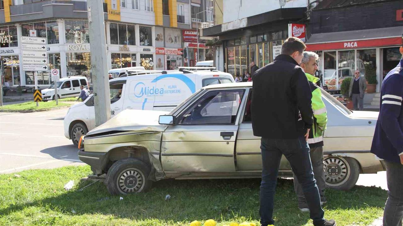 Samsun'da Otomobil ve Motosiklet Çarpıştı: 2 Yaralı