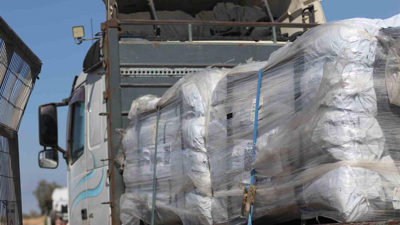 Gazze'ye Yardım Tırları Giriş Yaptı: Ateşkes Sonrası Sevkiyat Başladı