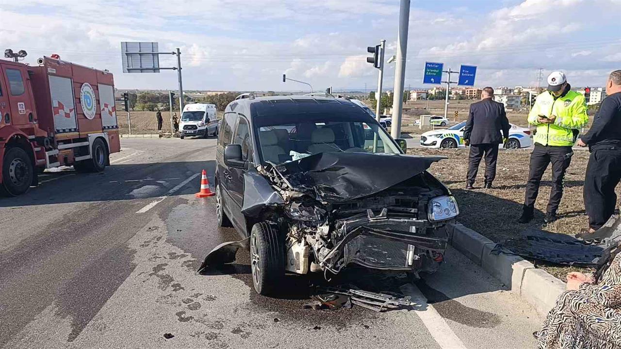 Tekirdağ'da Ticari Araç ve Otomobil Çarpıştı: 3 Yaralı