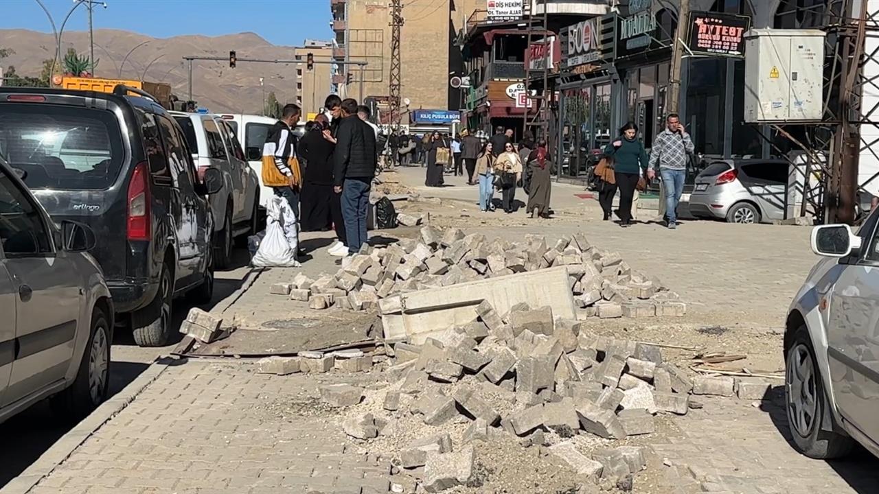 Yüksekova'da Kaldırımlar Köstebek Yuvasına Döndü