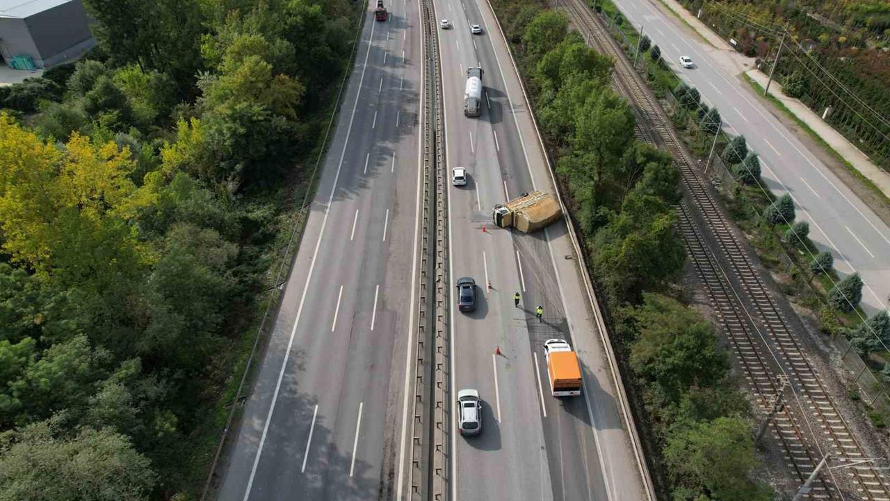 Anadolu Otoyolu'nda Kamyonet Kazası: Uzun Araç Kuyrukları Oluştu