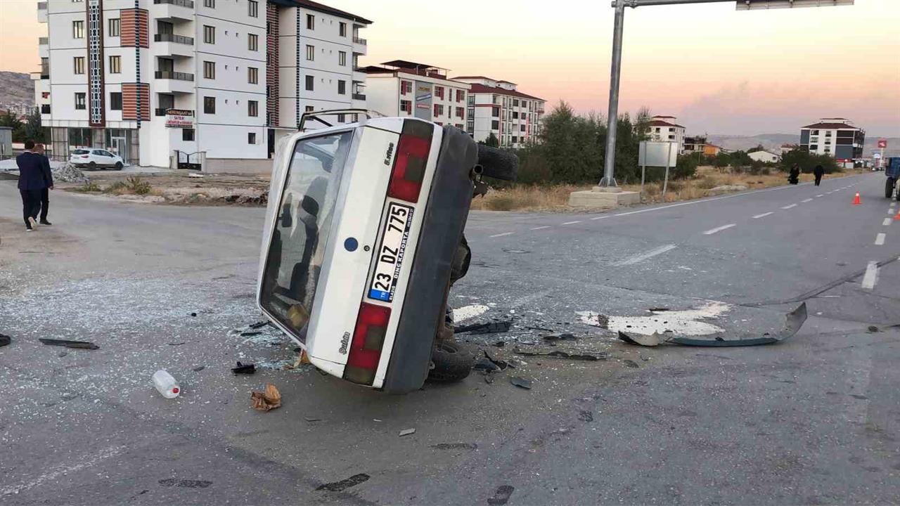 Elazığ'da Trafik Kazası: 2 Yaralı