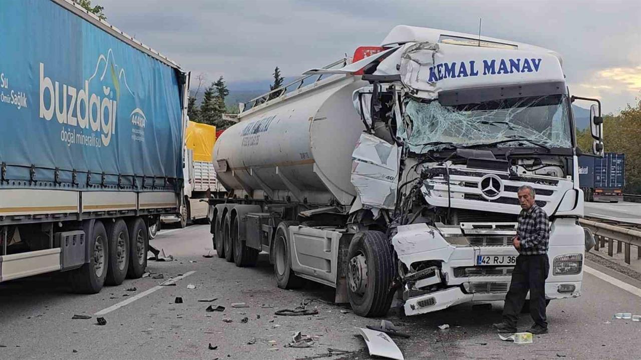 Sakarya'da Otoyolda TIR Kazası: Sürücü Sağ Kurtuldu