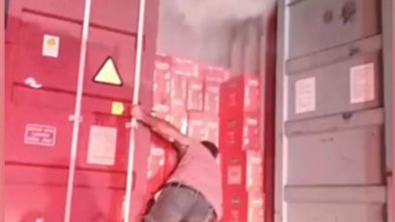 Osmaniye’de Tır Yangını: Sürücü Makarnaları Kurtarmaya Çalıştı