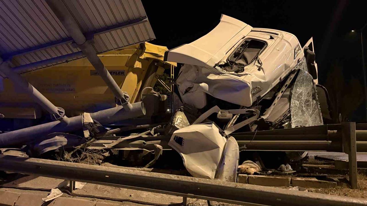 Kayseri'de Tır Bariyerlere Girdi: 1 Yaralı