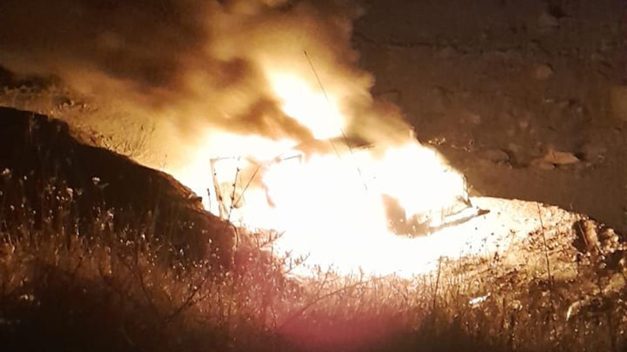 Çukurca'da Park Halindeki Araç Alev Aldı: Kullanılamaz Hale Geldi