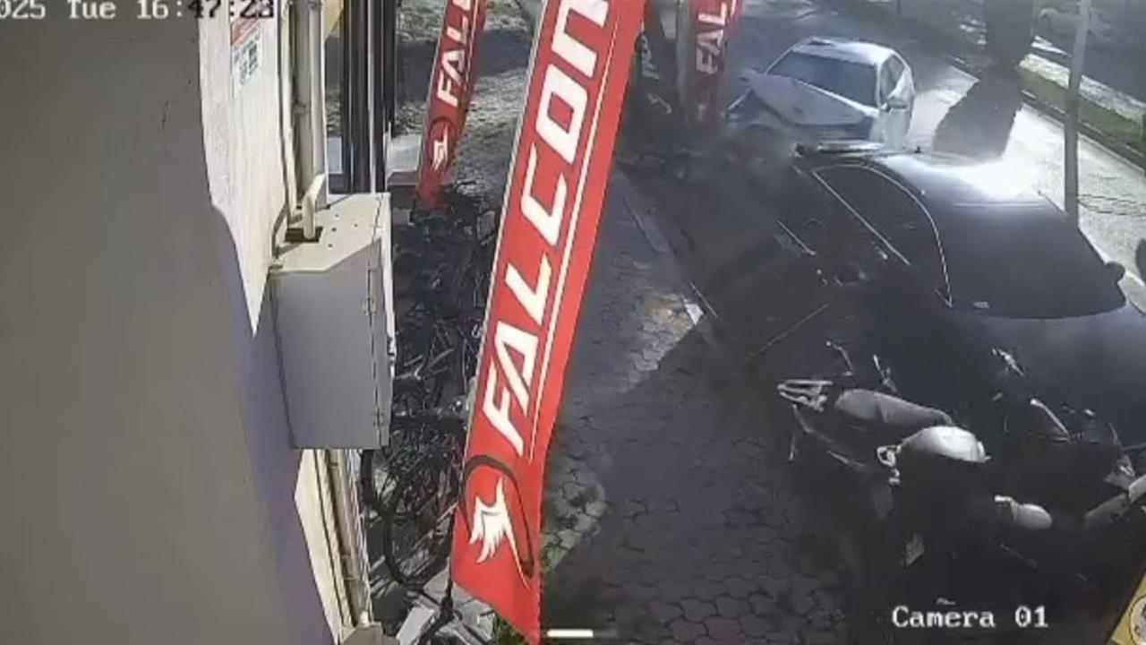 Osmaniye'de Kontrolden Çıkan Araç Park Halindeki Araçlara Çarptı