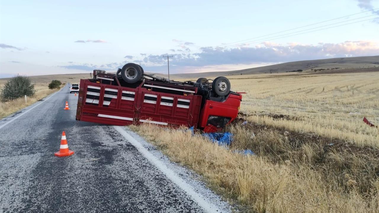 Afyonkarahisar'da Kamyonet Devrildi: 3 Yaralı