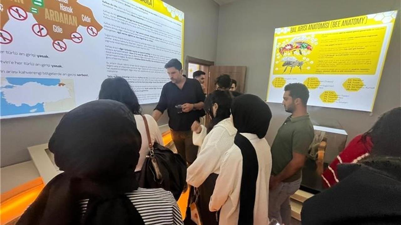 Ardahan'da Öğrencilerden Arıcılık Gezisi