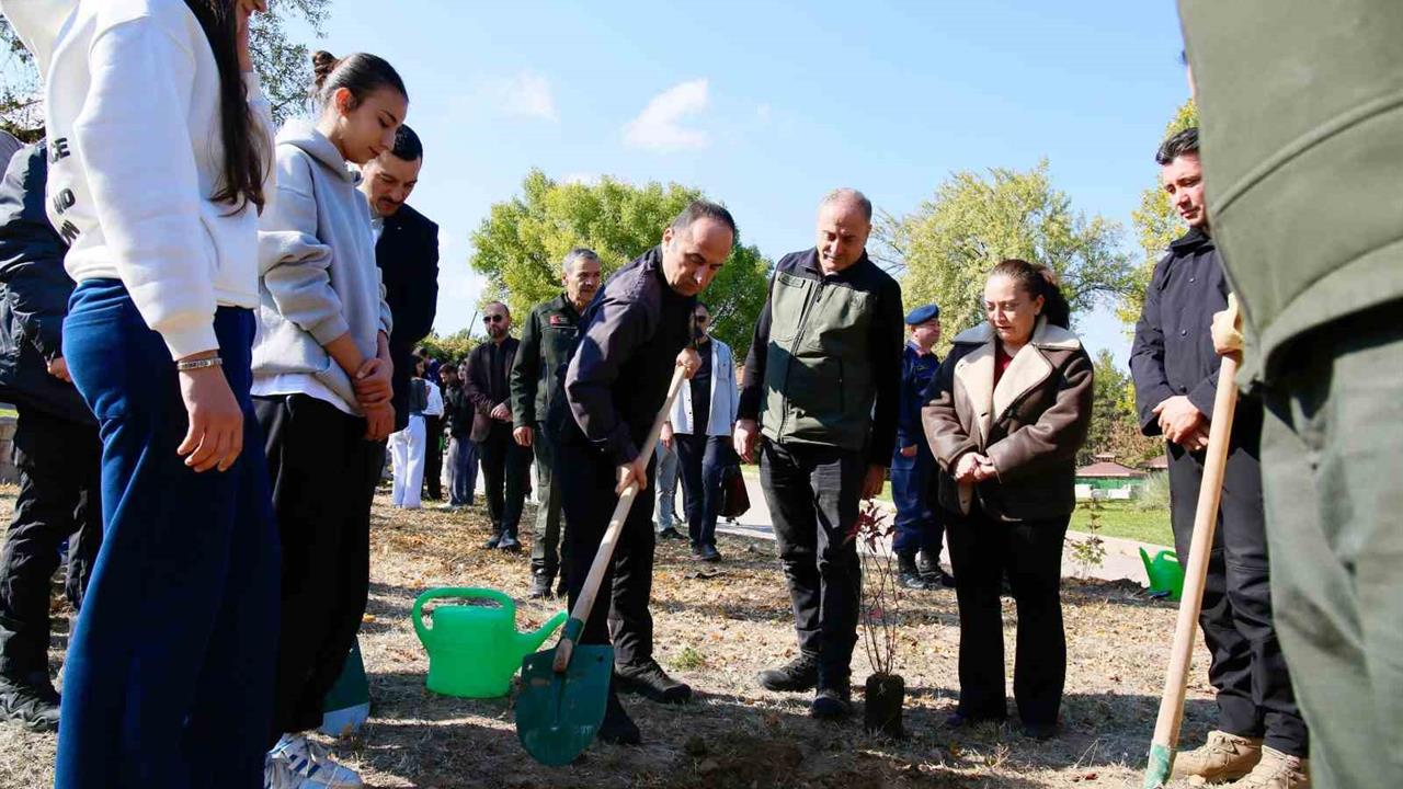 Eskişehir'de Öğrenciler Fidan Dikti: Polis Eşliğinde Doğa Seferberliği