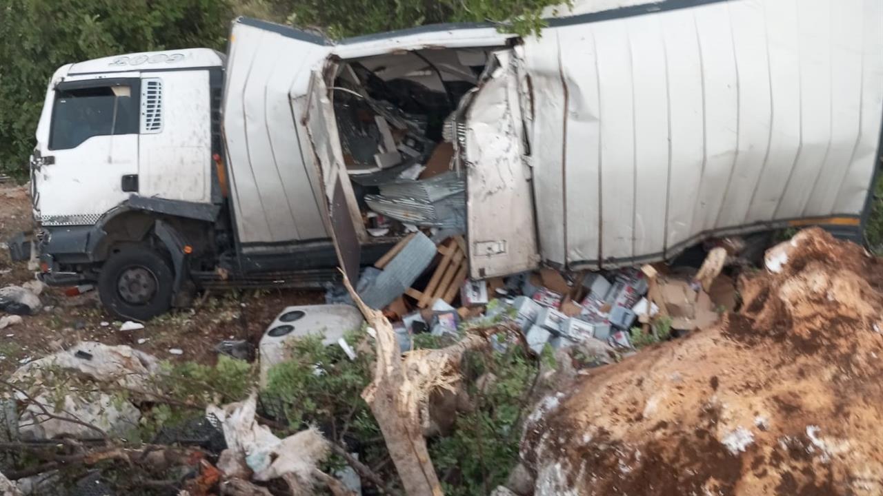 Mersin'in Erdemli ilçesinde Kamyon Kazası: 2 Yaralı