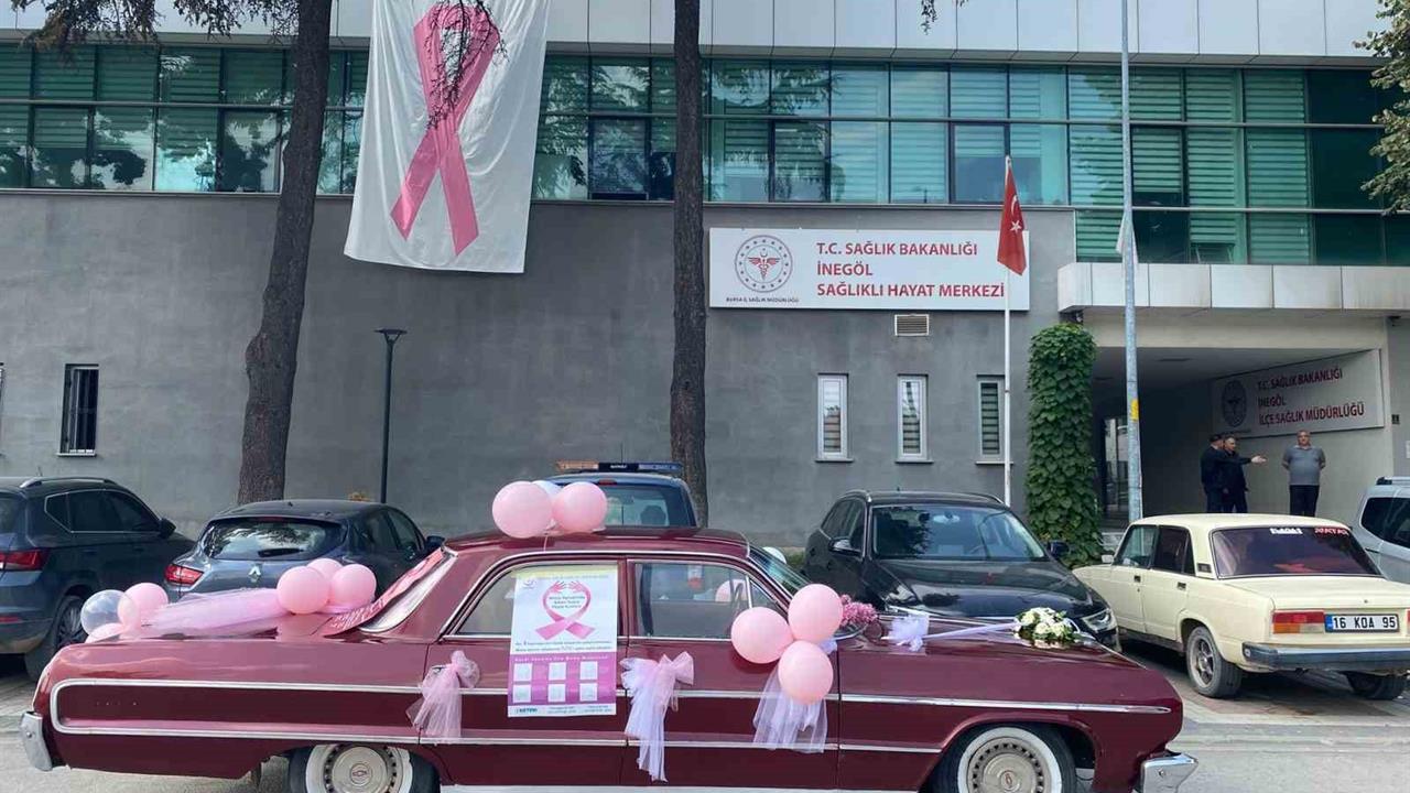 Bursa'da Klasik Otomobille Meme Kanseri Farkındalığı Artırıldı