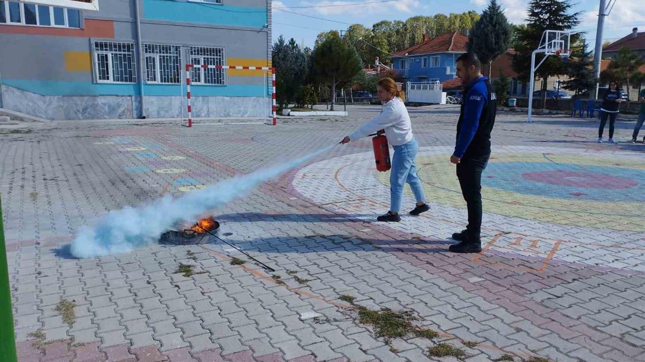 Afyonkarahisar'da Okullarda Yangın ve Deprem Tatbikatı Yapıldı