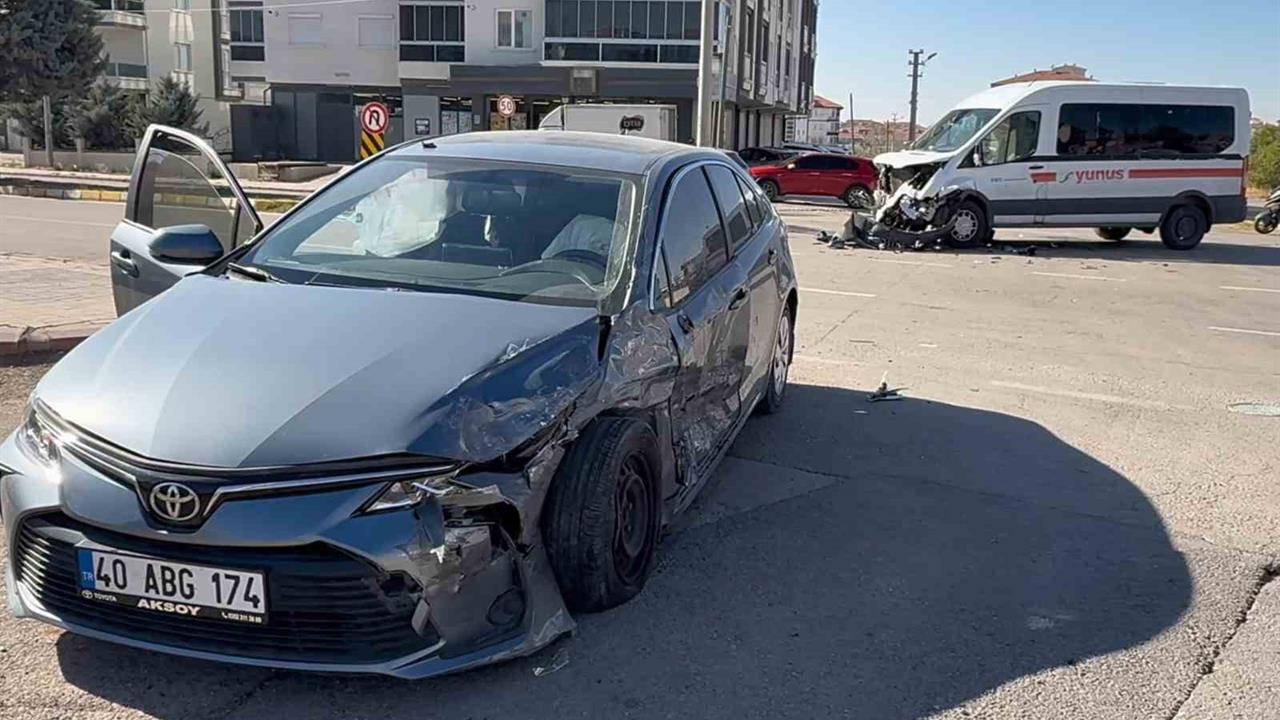 Aksaray'da Otomobil ile Servis Minibüsü Çarpıştı: 1 Yaralı