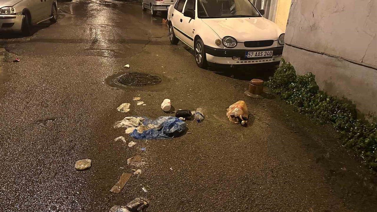 Sinop'ta Sokak Ortasına Bırakılan Çöpler Tepki Çekti