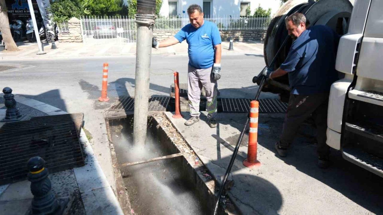 Bodrum'da Yağmur Suyu Hattı Temizliği Devam Ediyor