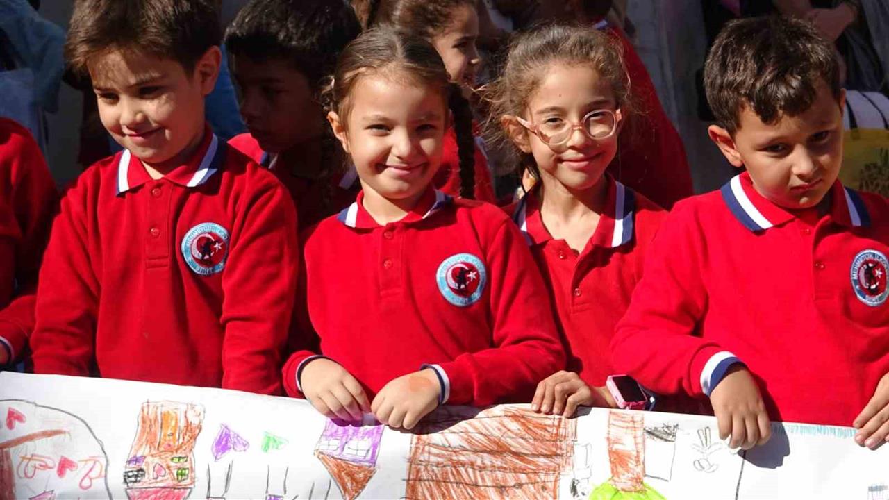 Siirt'te Öğrencilerden 'Aile' Temalı Resim Şenliği